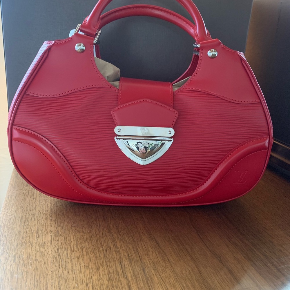 LOUIS VUITTON
Epi Montaigne Sac Rouge